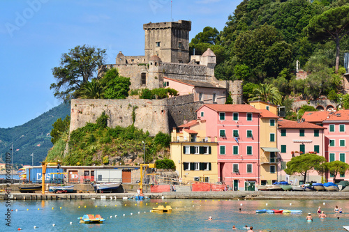 Panorama del villaggio di San Terenzo nel comune di Lerici, sul Mar Ligure.