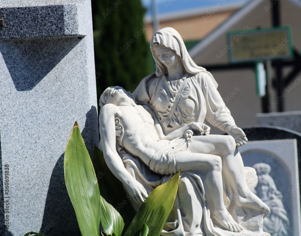 Fototapeta premium Estatua en un cementerio