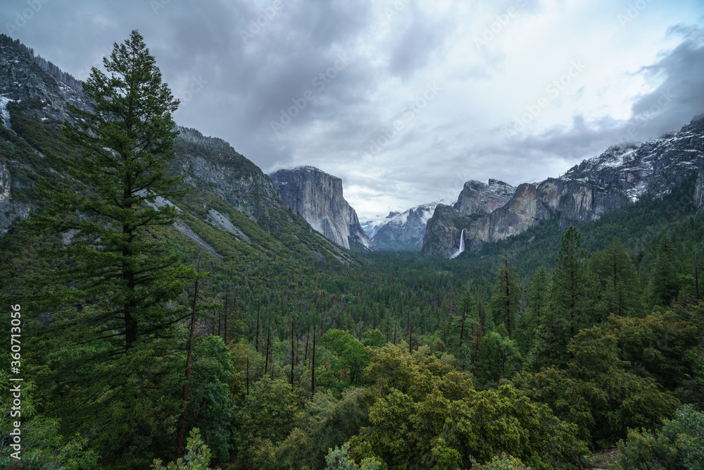 tunnel view in yosemite nationalpark, california, usa tunnel view in yosemite nationalpark, california, usa