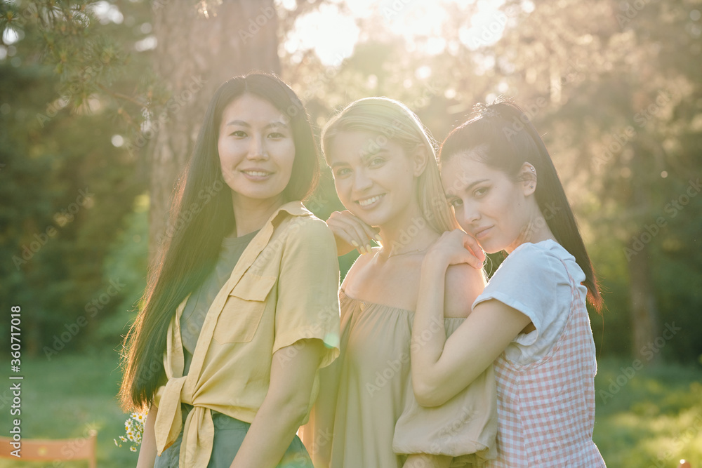 Naklejka premium Group of young cheerful friendly females of various ethnicities looking at you