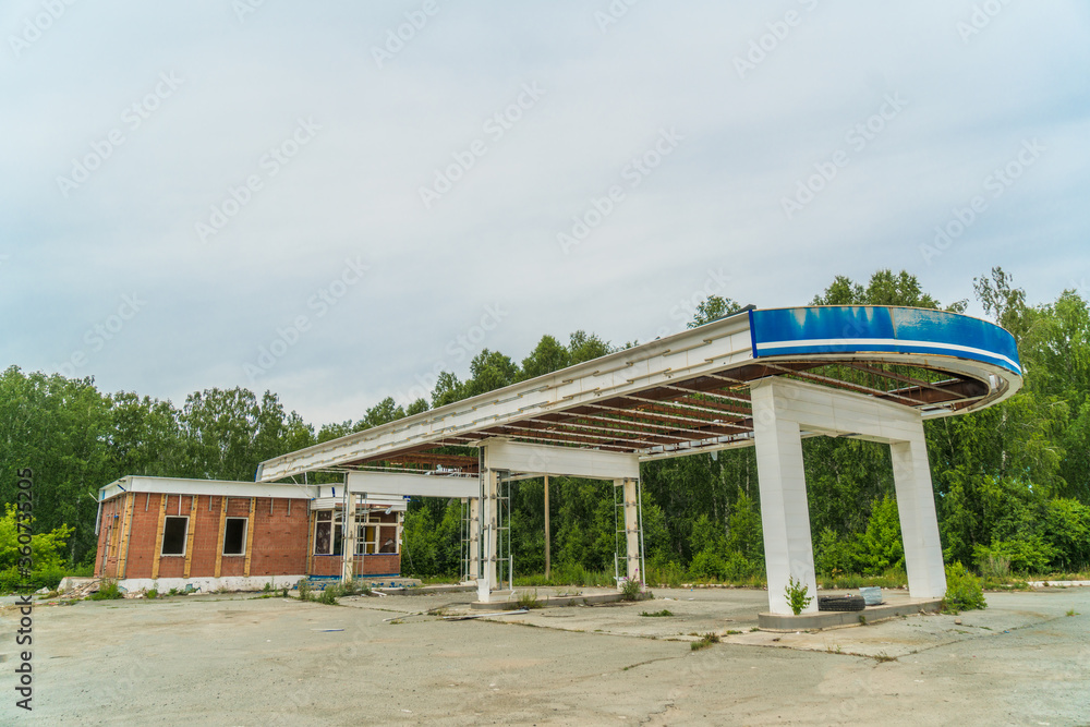 Abandoned gas station, gasoline prices, business collapse, post-apocalypse