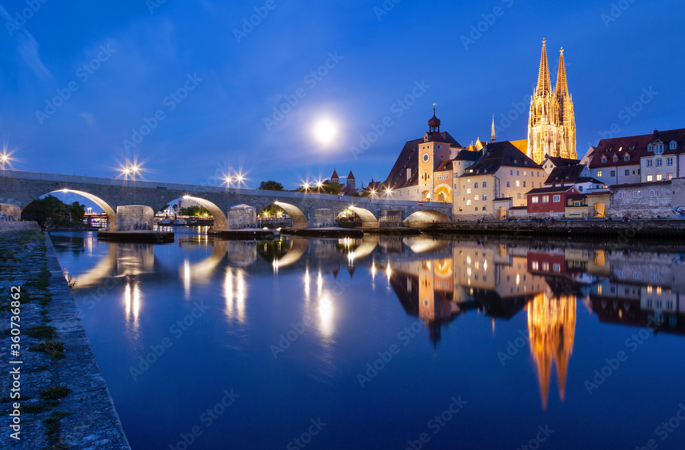 Regensburg mit steinerne Brücke zur blauen Stunde