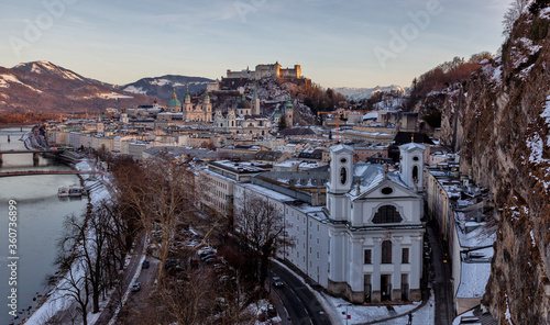 Blick auf Salzburg von der Humboldt Terasse zur blauen Stunde