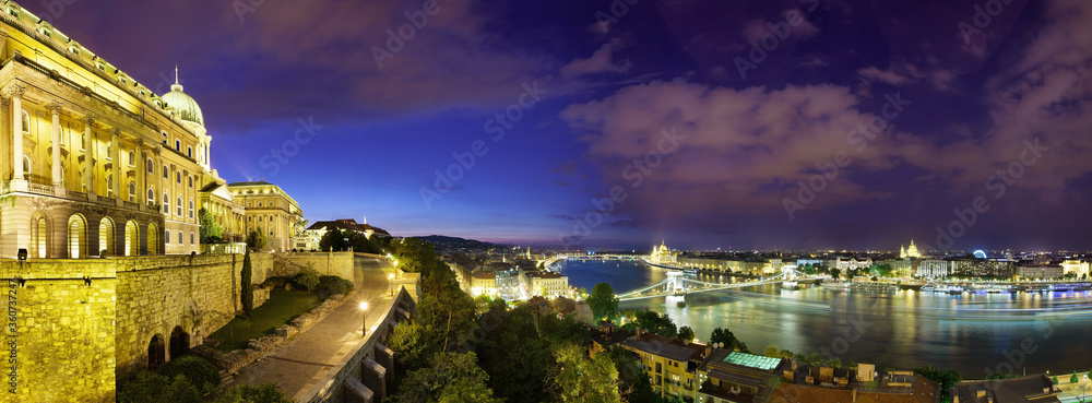 Royal Palace in Budapest Ungaen, zur blauen Stunde
