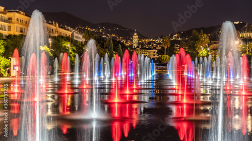 Fototapeta Naklejka Na Ścianę i Meble -  Jets d'eau illuminés à Nice sur la Côte d'Azur - Illuminated water jets in Nice on the French Riviera