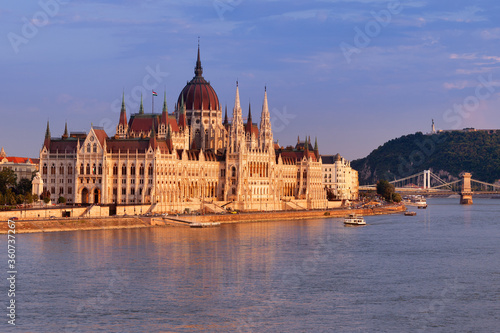 Parlamentsgeb  ude Budapest Ungarn zum Sonnenuntergang 