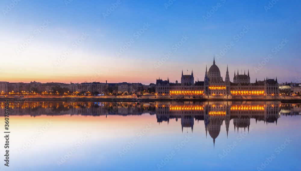 Parlamentsgebäude Budapest Ungarn zur blauen Stunde bei Sonnenaufgang

