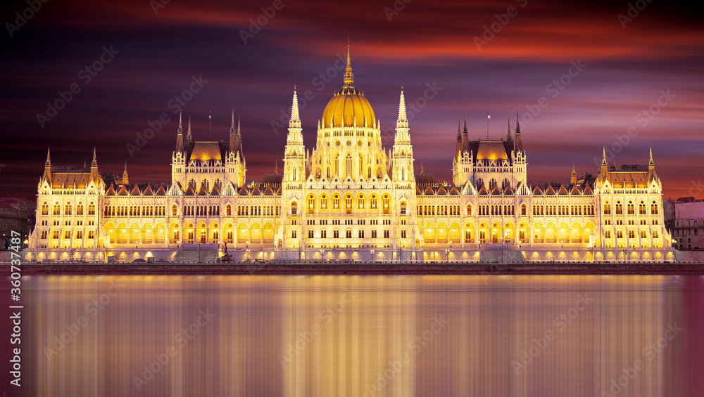 Parlamentsgebäude Budapest Ungarn zur blauen Stunde mit dramatischen Himmel
