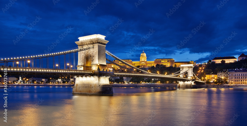 Royal Palace und Kettenbrücke in Budapest Ungarn, zur blauen Stunde
