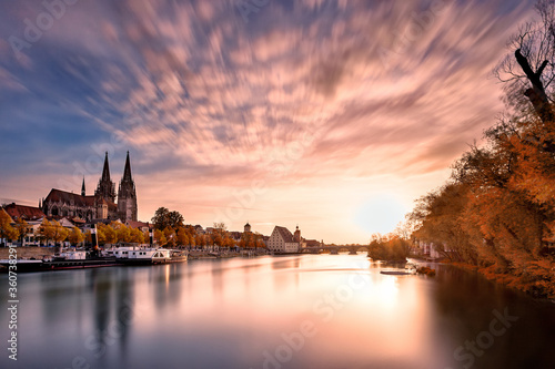 dramatischer Sonnenuntergang in Regensburg an der Donau mit Dom St peter und steinerne Brücke