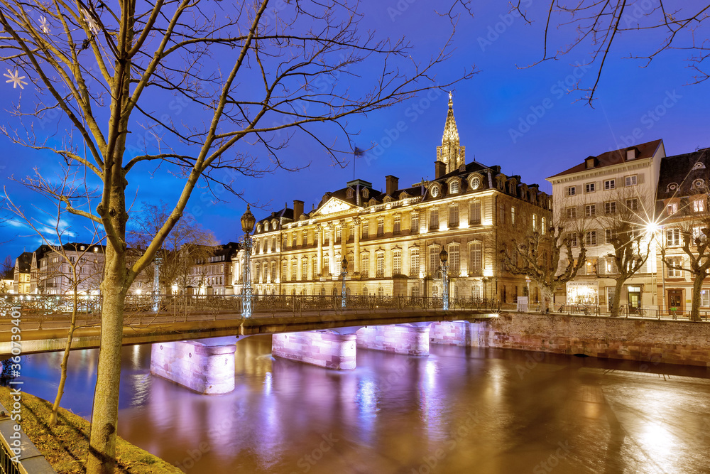 Stadtansicht in Straßburg in Frankreich Straßburger Münster zur blauen Stunde Stadtansicht in Straßburg in Frankreich Straßburger Münster zur blauen Stunde