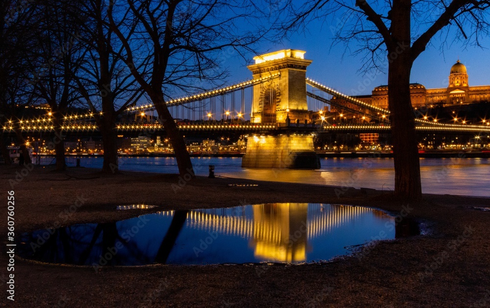 Naklejka premium Beautiful SzÃ©chenyi Chain Bridge situated on the river Danube in Hungary shining at night