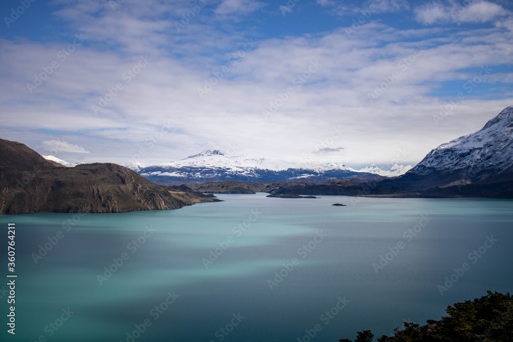 Lago azul glácial na Patagônia chilena 
Circuito W