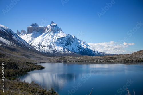Lago refletindo montanha da Patag  nia chilena 
