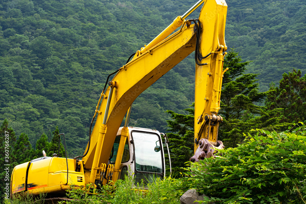 山の中で作業をしているショベルカー 山の中で作業をしているショベルカー