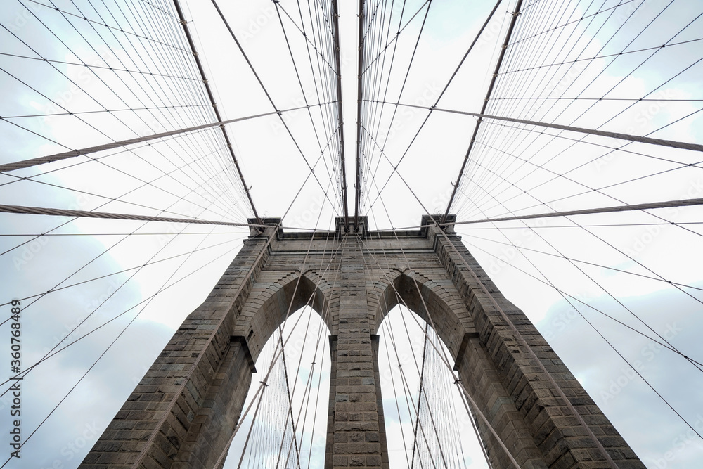 Obraz premium Ponte do Brooklin em NY. Cabos de sustentação da ponte visto de baixo