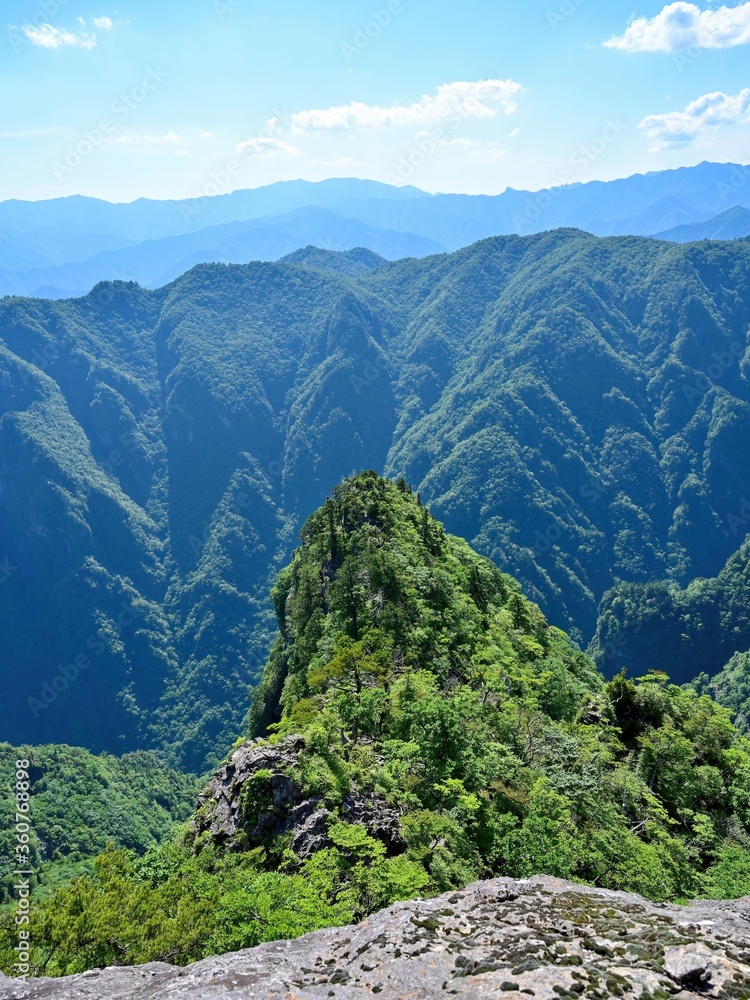 大蛇嵓から見下ろす新緑に包まれた絶景@大台ヶ原山、奈良 大蛇嵓から見下ろす新緑に包まれた絶景@大台ヶ原山、奈良