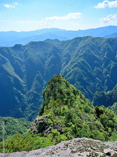 大蛇嵓から見下ろす新緑に包まれた絶景＠大台ヶ原山、奈良
