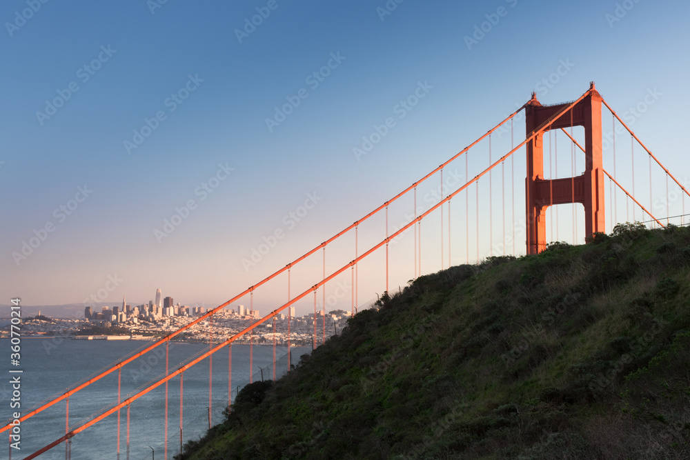Fototapeta premium Golden Gate Bridge at sunset
