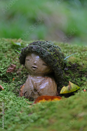 苔を被るわらべ地蔵 © 寛 金城