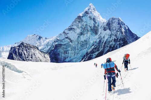 Photo Group of climbers reaching the Everest summit in Nepal