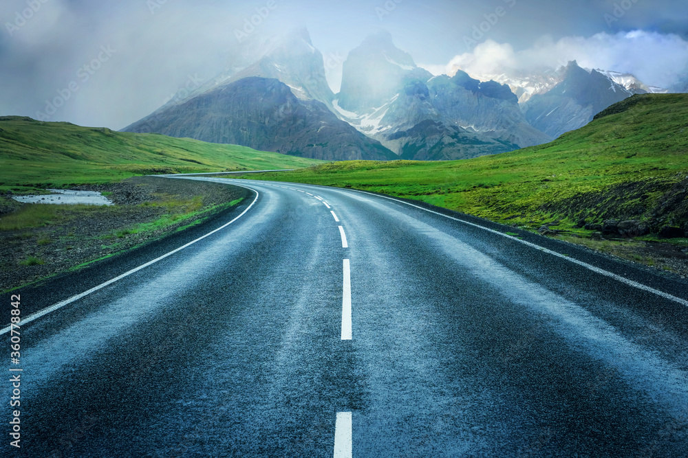Naklejka premium Road to mountains. Empty road to the mountains landscape