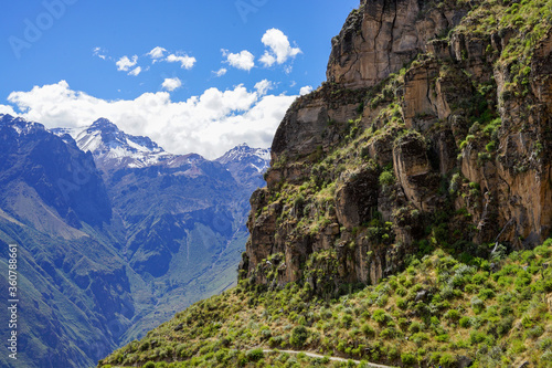 ペルーのコルカ峡谷（Colca Canyon）の美しい山々と崖の眺め