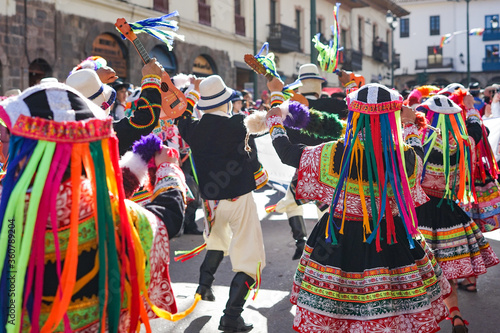 ペルーの太陽の祭り（Inti Raymi）で踊る人々