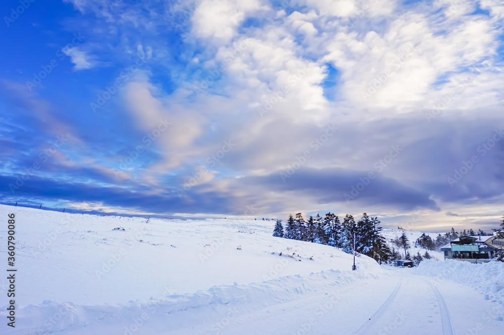 【冬山イメージ】厳冬期の雪と空