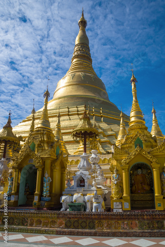 At the foot of the Shwedagon pagoda. Yangon, Myanmar © sikaraha