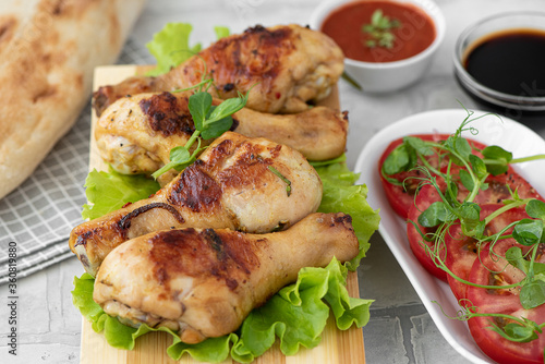 crispy fried chicken drumsticks with fresh tomatoes and lettuce
