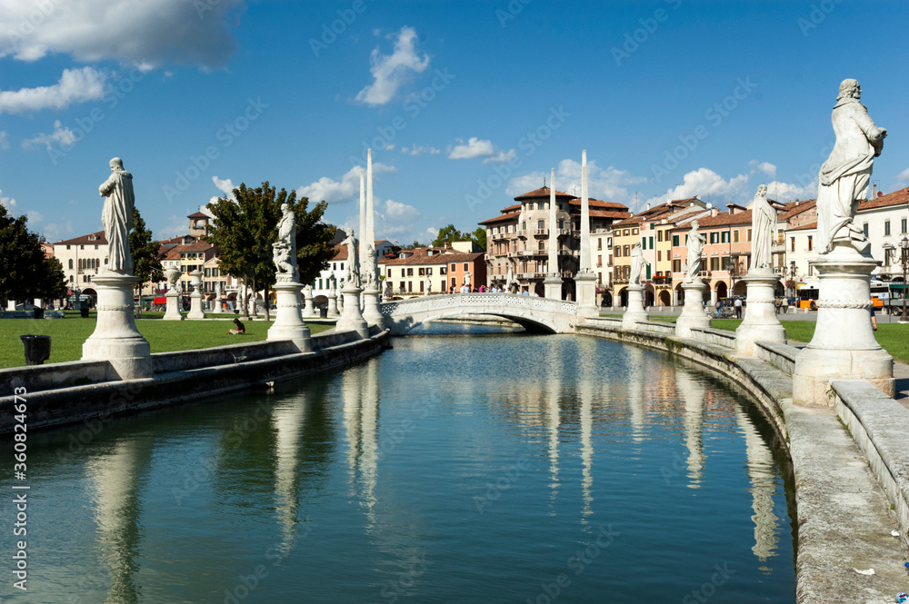 Padova. Isola con statue di Prato della Valle