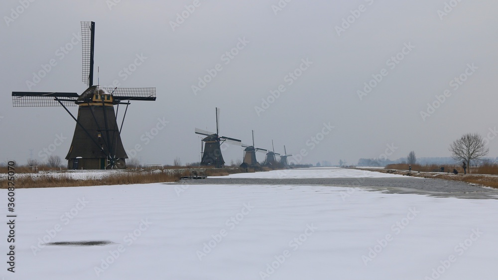 Obraz premium Kinderdijk, Netherlands. View of Dutch polders with windmills in the UNESCO World Heritage Site, during winter time.