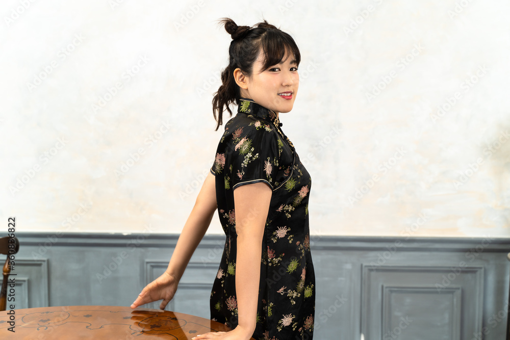 Fototapeta premium チャイナドレスの女性