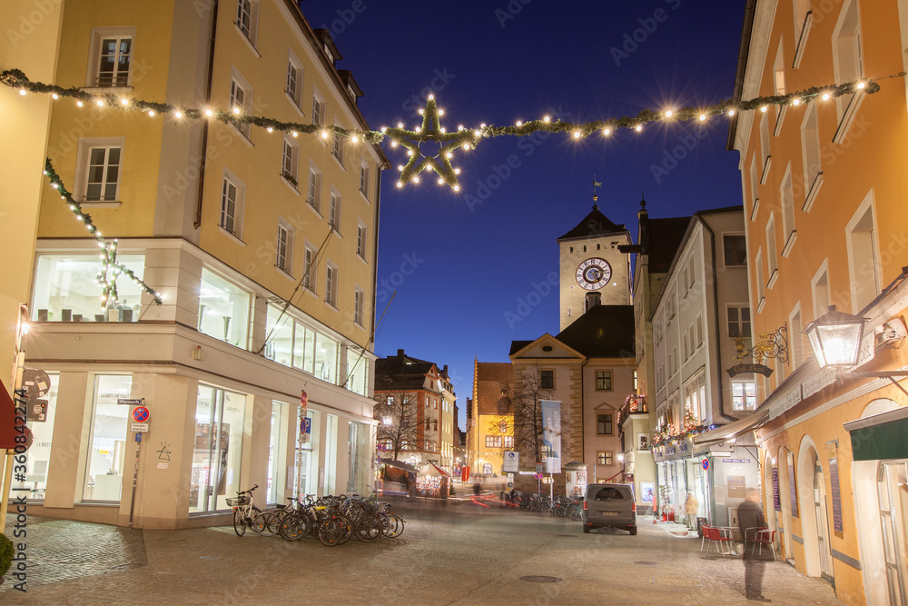 Naklejka premium Weihnachten in Regensburg mit Blick auf den Rathausturm 