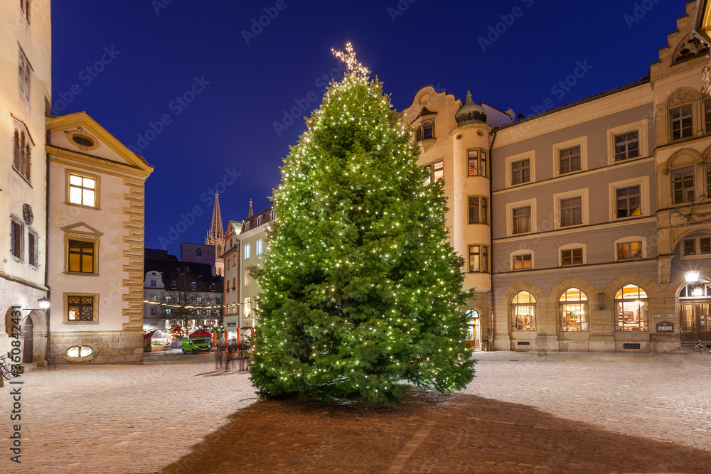 Rathausplatz Regensburg im Advent mit Weihnachtsbaum zur blauen Stunde