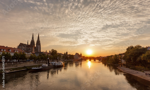 Sonnenuntergang in Regensburg, Blick von der eisernen Brücke auf die steinerne Brücke mit tollen Wolken