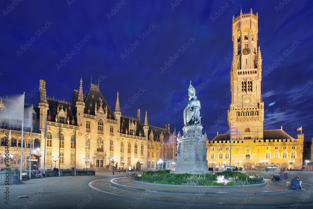 Fototapeta premium Grote Markt w Brugii o niebieskiej godzinie