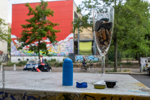 Überrest einer nächtichen Party in Berlin-Prenzlauer Berg - Ein Sektglas voller Zigarettenstummel © Tobias Seeliger