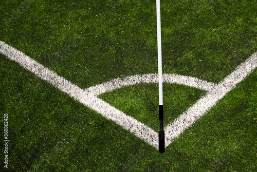 Linha de canto de um campo de futebol com aste de bandeira colocada, relvado sintético photo
