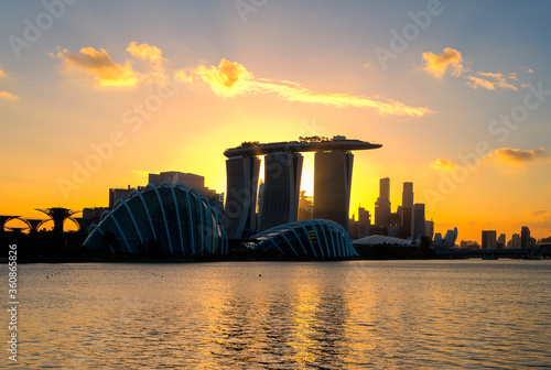Foto Singapore city view of business downtown building area from marina barrage during sunset at Singapore