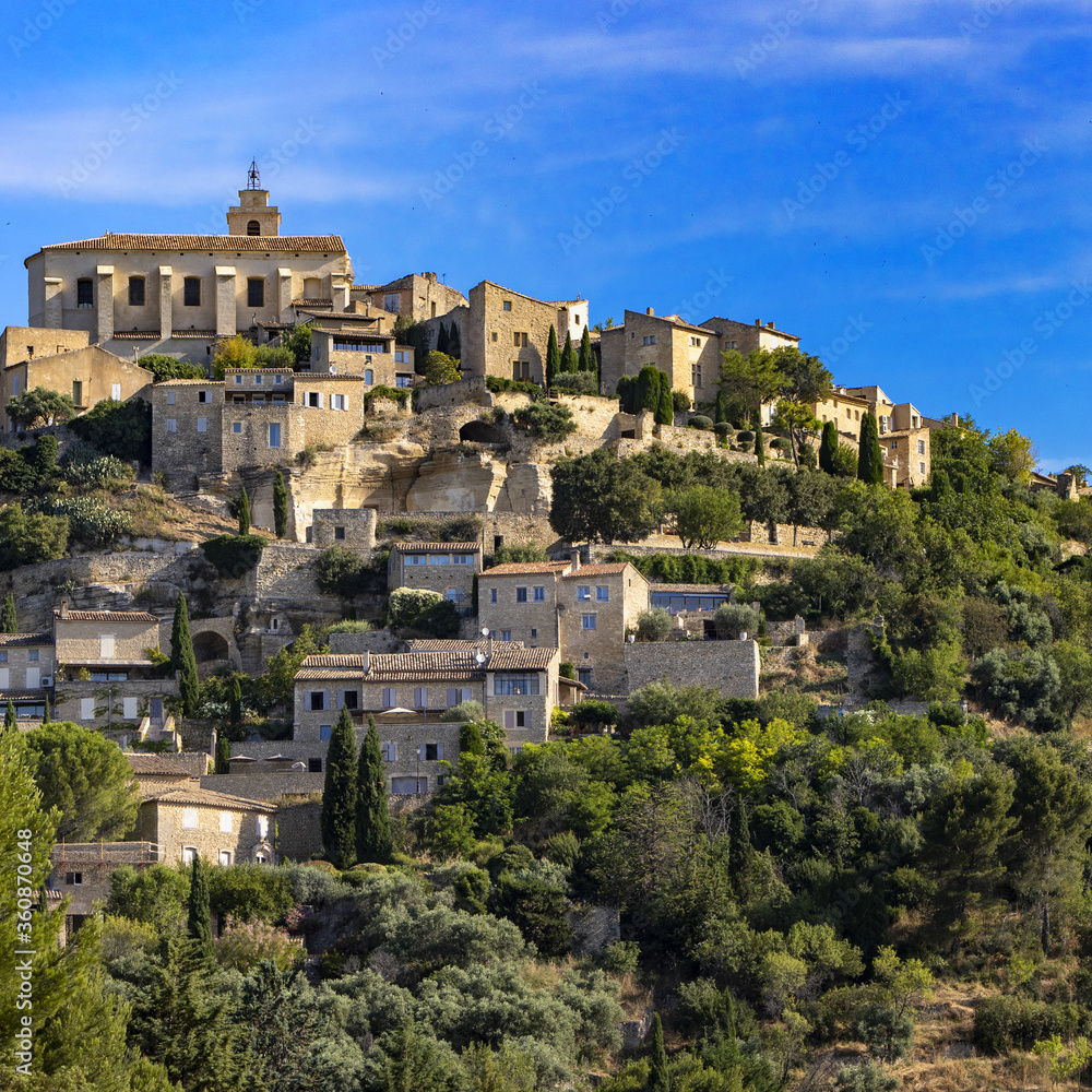 Fototapeta premium Wioska Gordes w parku Luberon we Francji