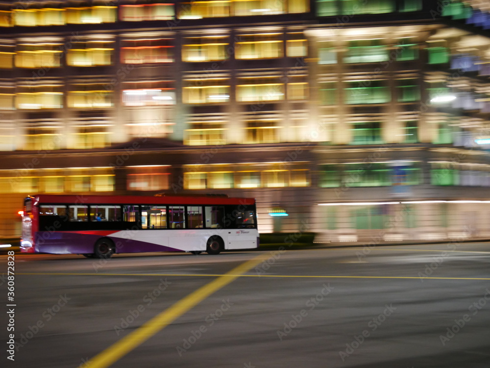 Bus in der Nacht (Singapur)