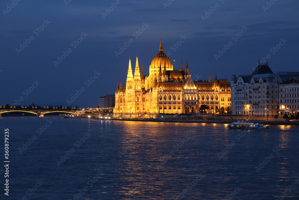Budapest Parlamentsgebäude beleuchtet