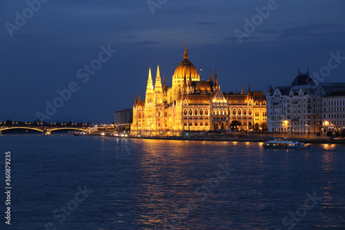 Budapest Parlamentsgebäude beleuchtet © Oliver