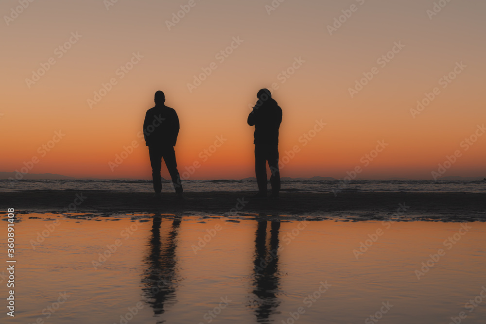 四国香川の父母々浜での夕陽とシルエット