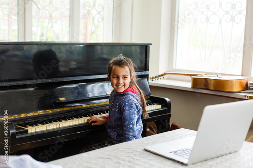 Fotografi Home lesson on music for the girl on the piano