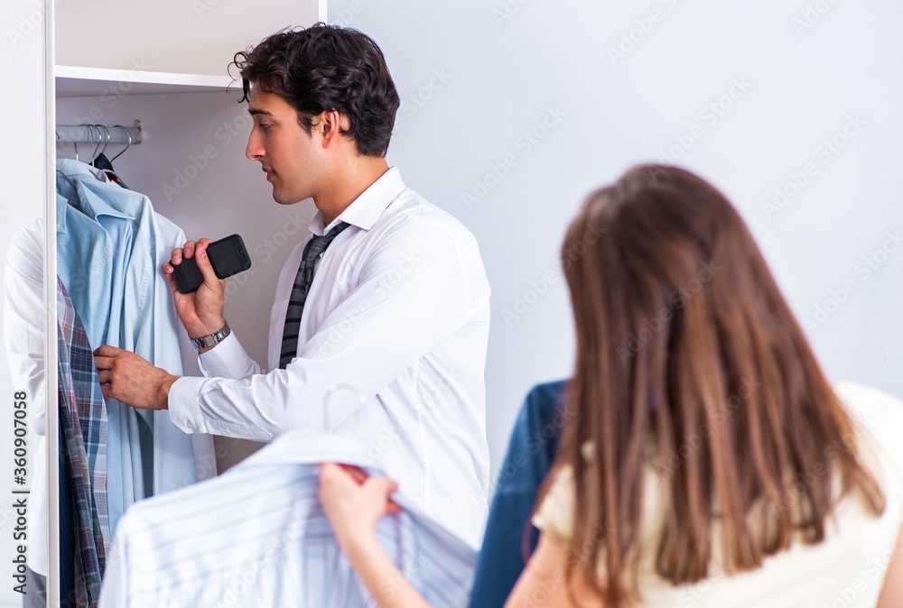 Obraz premium Woman sees her husband off to work
