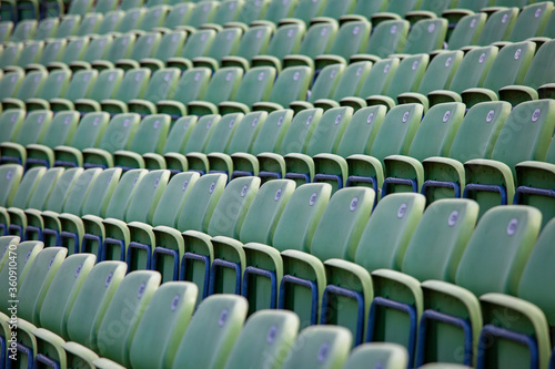 leere Sitzreihen in eine Arena 