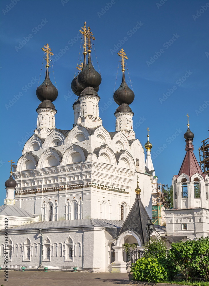 Obraz premium White-stone Trinity Church in the ancient Holy Trinity Monastery for women in Murom